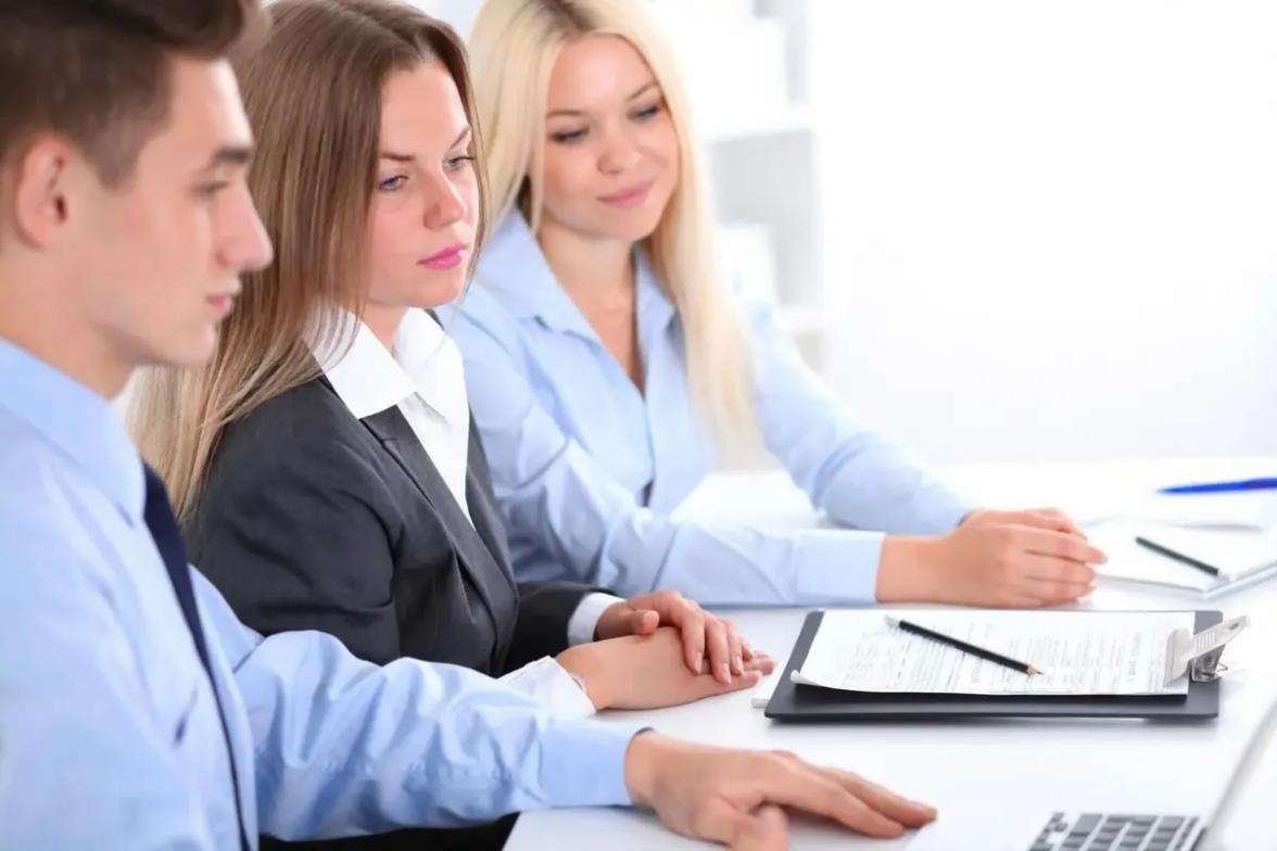 Estudiantes aprendiendo servicios bancarios en sesión interactiva