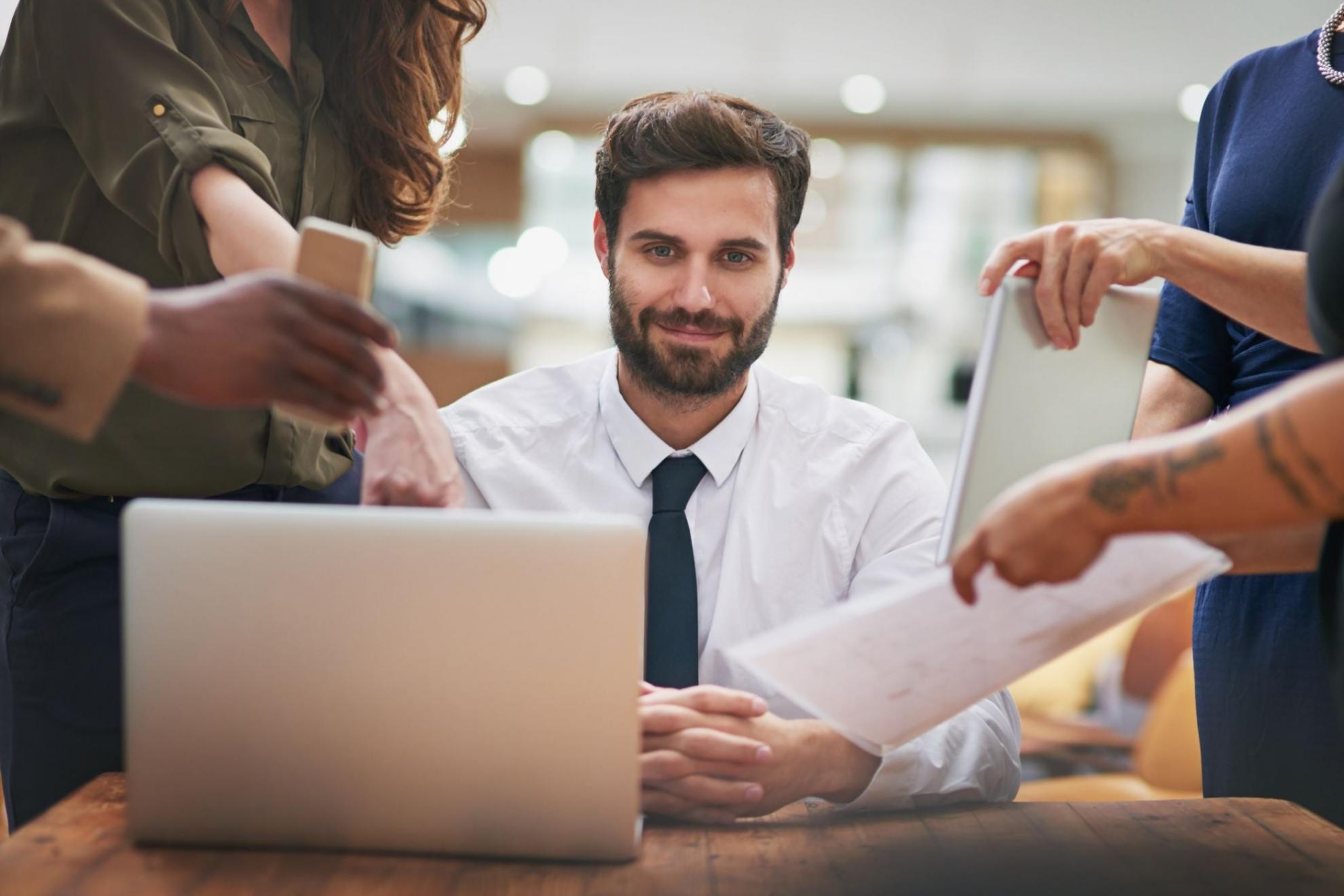 Sesión educativa sobre servicios bancarios en entorno colaborativo